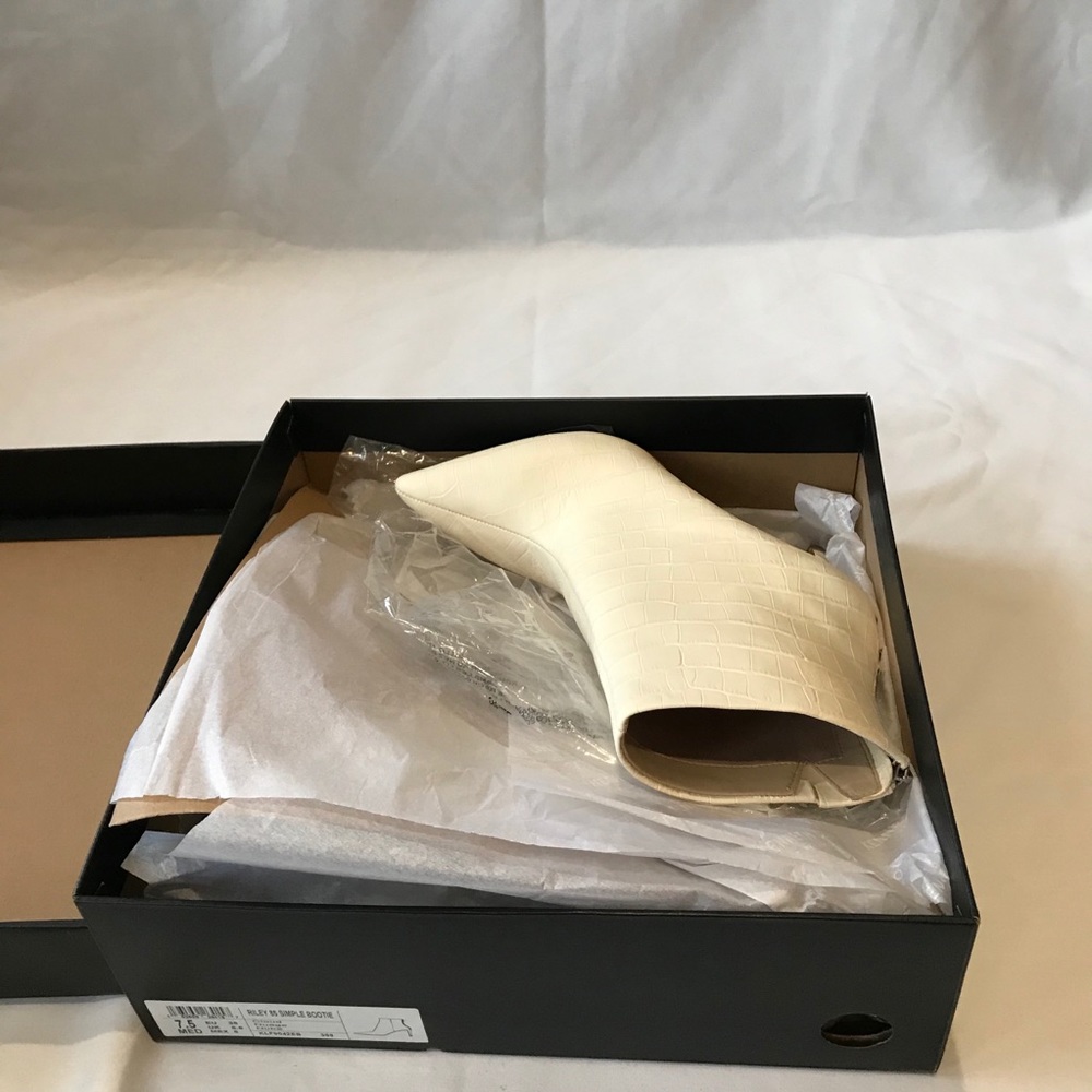 Kenneth Cole Riley 85 Simple Bootie - Picture 4 of 5